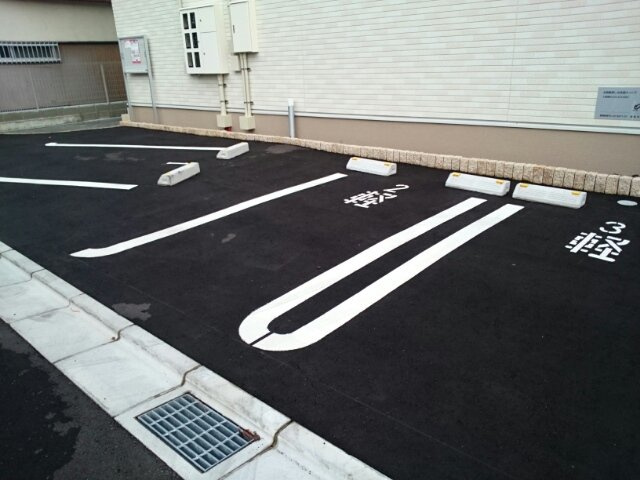 サニーホワイトⅢの駐車場