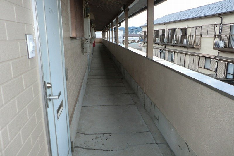 和歌山市里のハイツのエントランス
