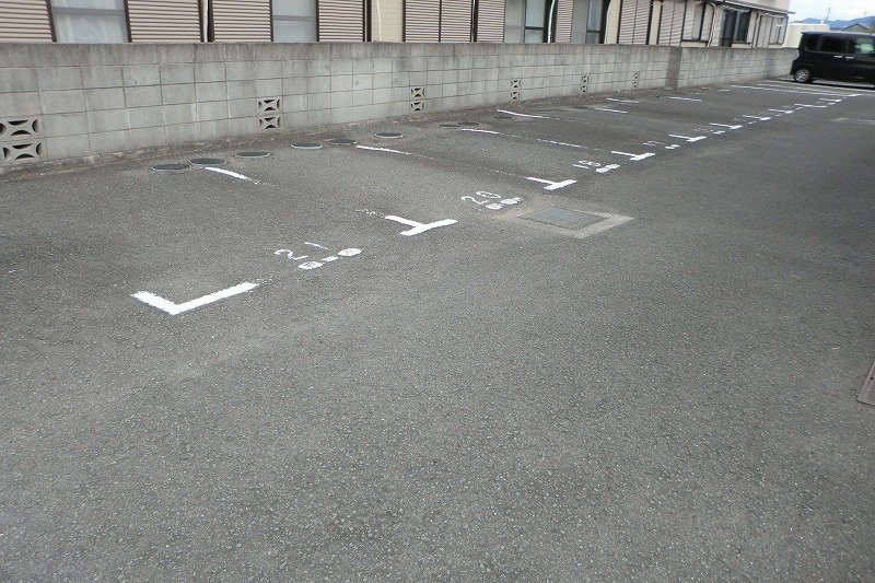 和歌山市里のハイツの駐車場