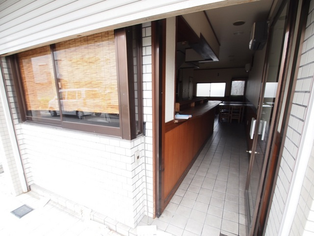生駒郡斑鳩町興留９丁目の店舗一部の外観