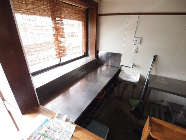 生駒郡斑鳩町興留９丁目の店舗一部の玄関