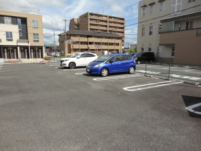 フィオーレ小泉の駐車場
