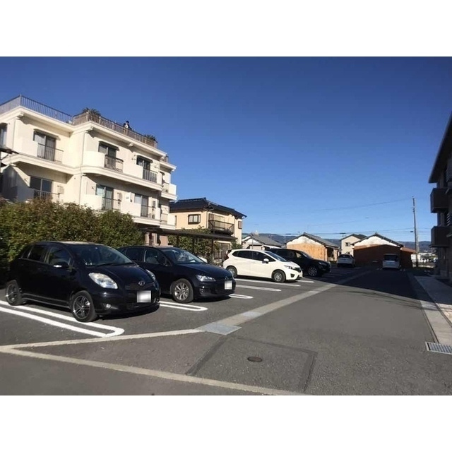 リヴェールコッコロの駐車場