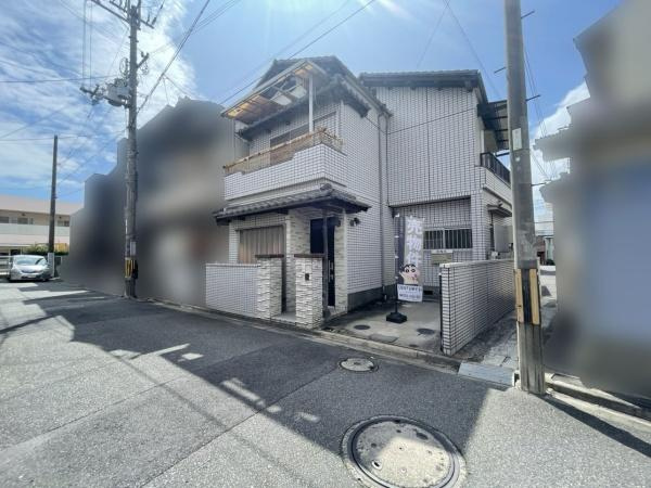 【前面道路含む現地写真】 | 低層の一戸建てを中心とした街並みが整然と続き、周辺は高い建物が建っていないので、採光や開放性に恵まれる環境です。