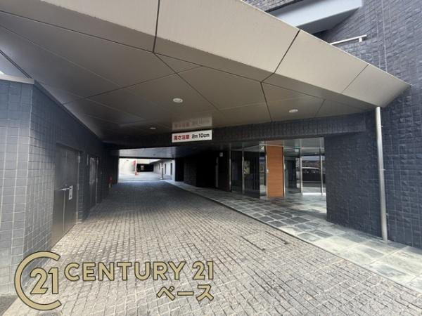 ピアッツァコート神宮前の駐車場|■敷地内駐車場への入り口でございます！