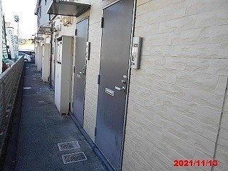 レオパレスプラド岩塚の玄関