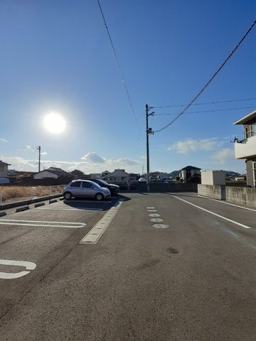 グランデュール南斎院の駐車場