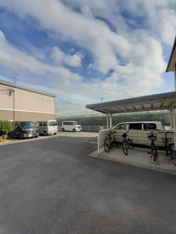 グリーンコートの駐車場