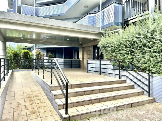 セザール第2北千住のエントランス|【エントランス】マンションのエントランスは、その物件の印象を決める、顔とも言える場所です。毎日通る場所ですからきれいなのが一番です。エントランス内はオートロックですので暮らしの安全も確保されています。