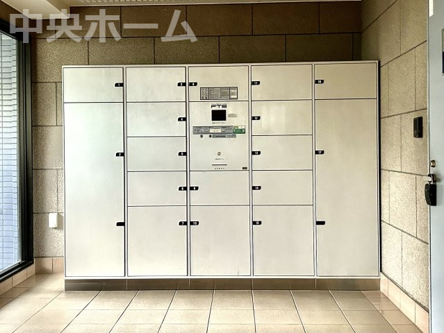 セザール第2北千住の設備|【宅配ボックス】在宅時・不在時に関わらず、居住者の代わりに非対面で宅配物を受け取ってくれる便利な設備です。わかりやすくご説明致しますので見学時にはお部屋だけではなく共用部分もぜひチェックしてください。