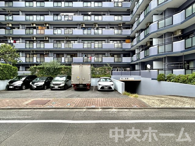 セザール第2北千住の駐車場|【敷地内駐車場】最新の空き状況や費用などの詳細は担当スタッフまでお問い合わせください。