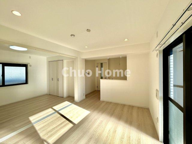 セザール第2北千住のダイニング|【ダイニング】忙しい朝でも、しっかり家族が揃って食事をして頂けるゆとりある大きさのダイニングスペース。奥様が作る手料理をカウンター越しに受けとって頂き、テーブルで囲む素敵な時間を存分に愉しんで下さい。