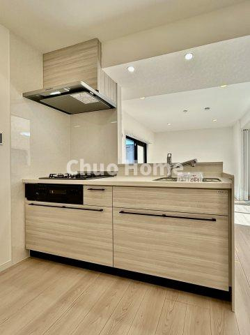 セザール第2北千住のキッチン|【システムキッチン】ワイドで収納豊富な使い勝手の良いカウンターキッチンには、伸縮タイプのキッチン水栓、三ツ口コンロ・魚焼きグリルなどの便利な設備が標準完備されています。