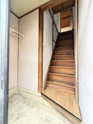 王居殿2丁目アパートの玄関