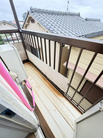 王居殿2丁目アパートのバルコニー