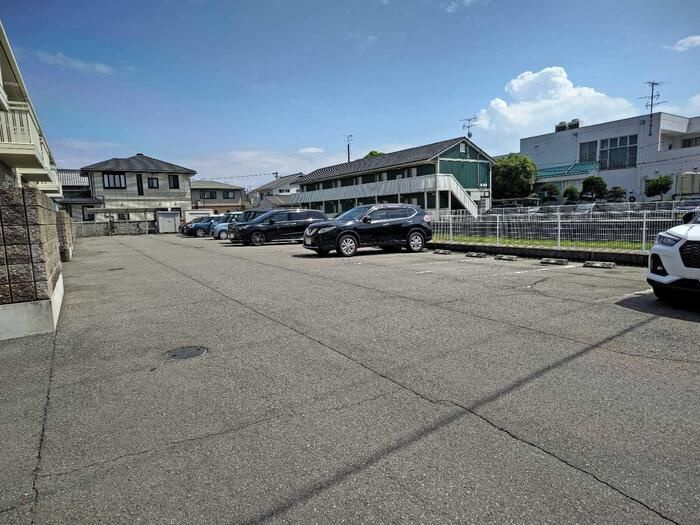 レジデンス城東の駐車場