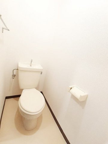 ヒガシコート宮ノ上のトイレ|落ち着いた色調のトイレです