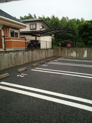 サン・コテージュＤの駐車場|車をお持ちの方に嬉しい駐車場付きの物件です
