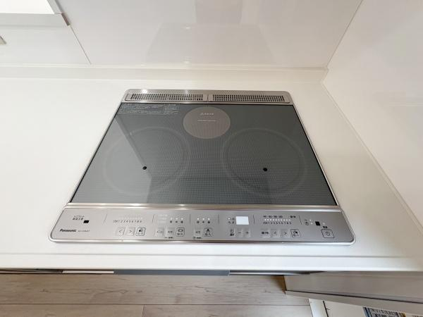 P-TELAS三佐2丁目3号地のキッチン|スタイリッシュなIHコンロが設置されているキッチンです。操作パネルが見やすく手入れのしやすいフラットなデザインが特徴です。キッチン作業も快適に行えます。