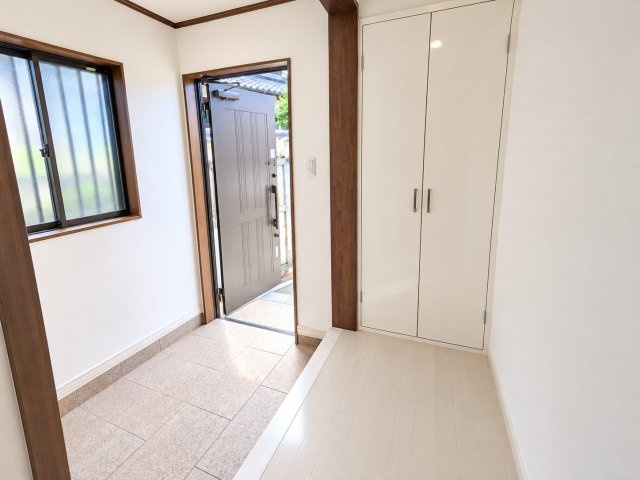 貝塚市名越戸建の玄関|ゆったりとした玄関です