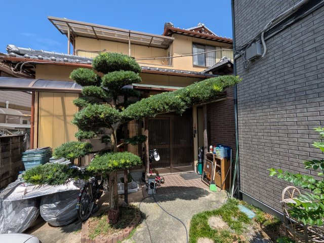 貝塚市名越戸建の庭|お庭が付いています。その向こうは母屋です。