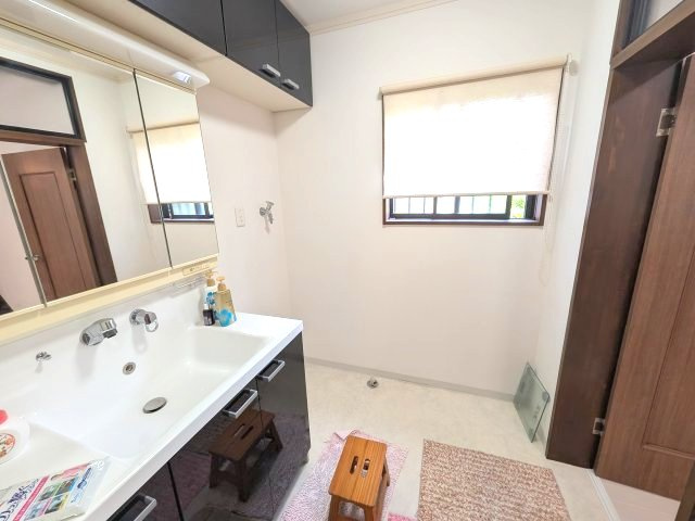 貝塚市名越戸建の脱衣所