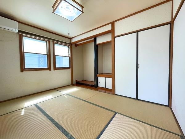 高江南1丁目　戸建ての和室|自然光がしっかり入る二面採光の和室です。落ち着いた雰囲気で収納スペースも備えています。天井の照明も和室の雰囲気に調和しています。快適な空間が広がります。