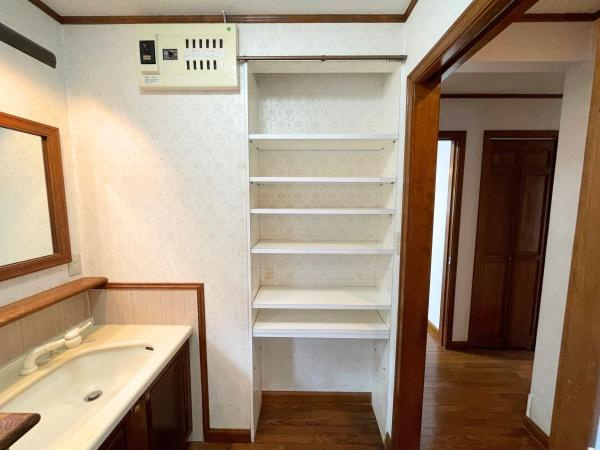 高江南1丁目　戸建ての独立洗面台|洗面台・洗面所には使い勝手の良い収納棚が設けられており整理整頓がしやすい造りです。広めの洗面台が設置されている点もポイントです。隣接する廊下へのアクセスもスムーズで毎日の動線に配慮されています。