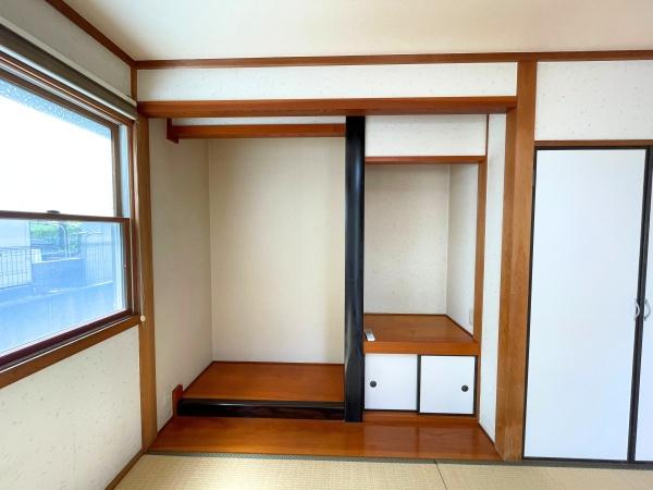 高江南1丁目　戸建ての収納|和室に備え付けられた収納スペースは使い勝手の良い構造が特長です。押入れや床の間が一体となっており収納力があります。引き戸タイプなので開閉もスムーズです。収納部分が広く多目的に利用できる点が魅力です。