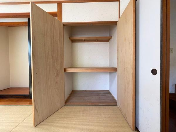 高江南1丁目　戸建ての収納|奥行きのある収納で衣類や日用品などをすっきりとまとめることができます。棚板が設置されておりスペースを有効に活用できます。開閉しやすい木製扉で使い勝手も考えられています。