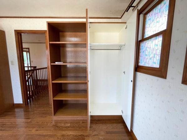 高江南1丁目　戸建ての収納|左右に仕切られた収納スペースがあり使い分けがしやすい設計です。可動棚も付いているため収納力が高く整理整頓に便利です。窓からの採光もあり明るい雰囲気の収納エリアです。