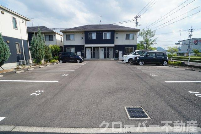 パインテイル C棟の駐車場