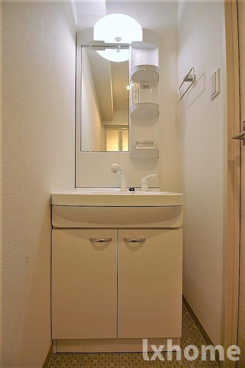 山崎マンション15の洗面所|ゆったりとスペースのある洗面所