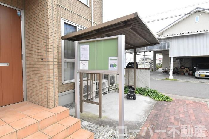 オーシャン セブンのエントランス|お知らせ板