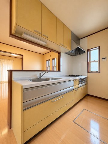 葛飾区西水元2丁目中古住宅のキッチン|ワイドで収納豊富なシステムキッチン