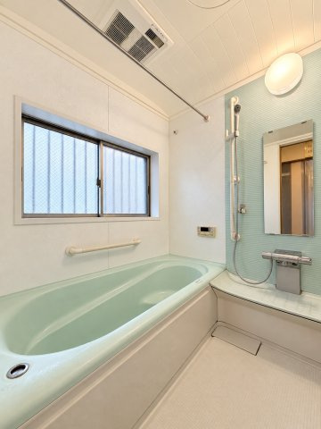 葛飾区西水元2丁目中古住宅の浴室|【バスルーム】暖房換気乾燥機付きシステムバスルーム。暖房・冷風・換気・乾燥など、毎日を快適に過ごせるうれしい機能が揃っています。雨の日の洗濯物も安心です。