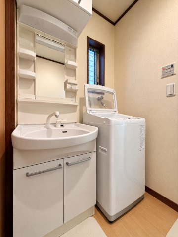 葛飾区西水元2丁目中古住宅の独立洗面台|【洗面化粧台】身だしなみを整えやすい事はもちろんですが、鏡の後ろに収納スペースを設ける事により、散らかりやすい洗面スペースをすっきりさせる事が出来るのも嬉しいですね