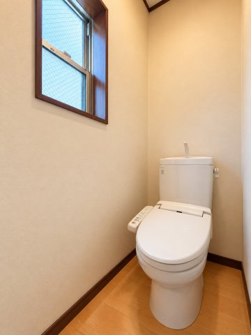 葛飾区西水元2丁目中古住宅のトイレ|【トイレ】 温水洗浄便座機能付きトイレ。温水洗浄便座は清潔にお使いいただくための大切なアイテムです。