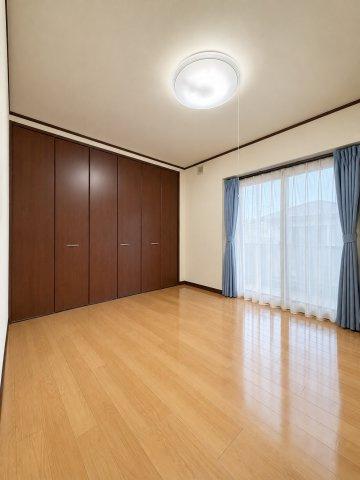 葛飾区西水元2丁目中古住宅の洋室|【洋室】快適に過ごす条件は、一人ひとり違います。だからこそ飾り過ぎないシンプルな内装と偏り過ぎないデザインで統一しております。居住していく中でオーナー様だけの【マイホーム】に創り上げて下さい