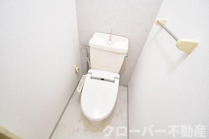 グランシャトー B棟のトイレ|温水洗浄暖房便座