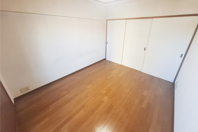 ふぁみーゆ藤井寺の寝室|洋室：収納付きで室内をすっきり使いやすいお部屋です。