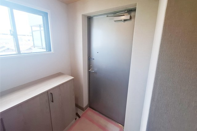 ファミールハイツ鳳サウスフォレストIII番館の玄関|玄関：新調した下駄箱付きのすっきりとした玄関です。換気のしやすい窓付き。