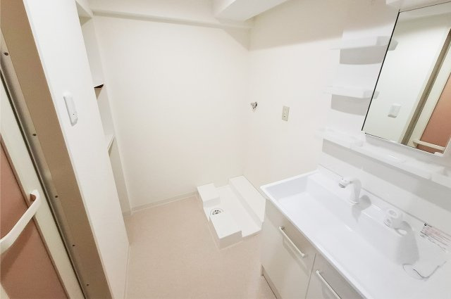 エクセランス大野芝の独立洗面台|パウダールーム：収納付きの洗面化粧台と棚があり、すっきり使いやすい設計です。