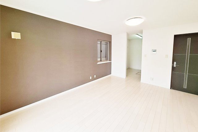 堺市中区大野芝町の居間・リビング|LDK（実際の写真）：リビングダイニングとキッチンがゆるやかに区切られ、生活感を隠しやすい間取り。