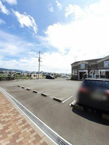 アンファミーユⅢの駐車場