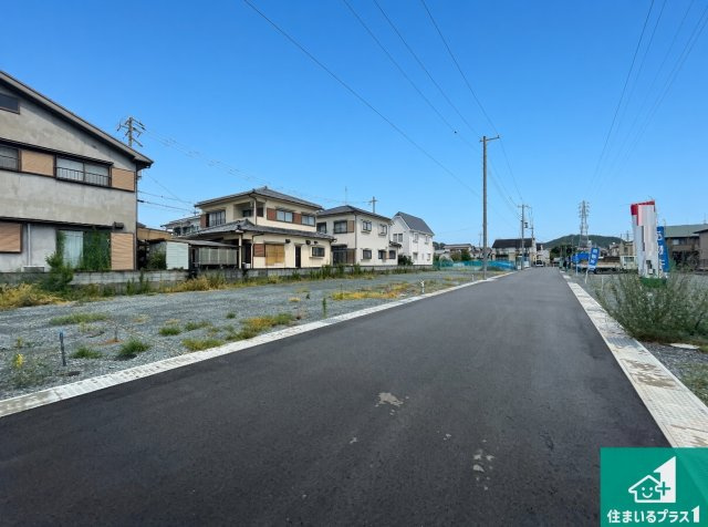 姫路市勝原区宮田　新築一戸建ての前面道路含む現地写真|周辺は落ち着いた街並みの住宅地！子育てがしやすい住環境です！まだ未完成ですが、現地でしかわからない事もございます。是非一度ご覧ください。