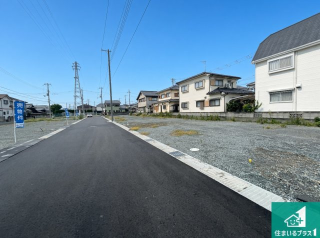 姫路市勝原区宮田　新築一戸建ての前面道路含む現地写真|周辺は落ち着いた街並みの住宅地！子育てがしやすい住環境です！まだ未完成ですが、現地でしかわからない事もございます。是非一度ご覧ください。
