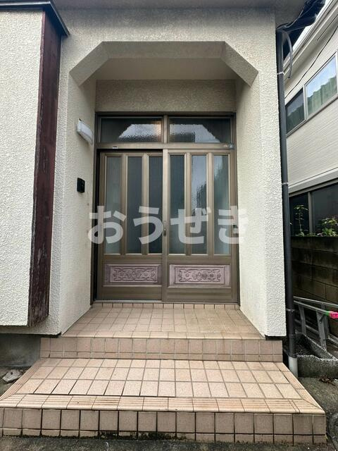 広地町貸家のエントランス