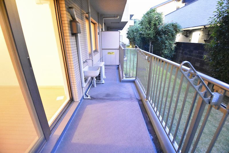 世田谷区成城７丁目の賃貸マンションのバルコニー