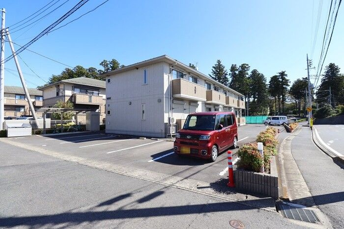 プレアデス見川Ｆの駐車場|車をお持ちの方に嬉しい駐車場付きの物件です